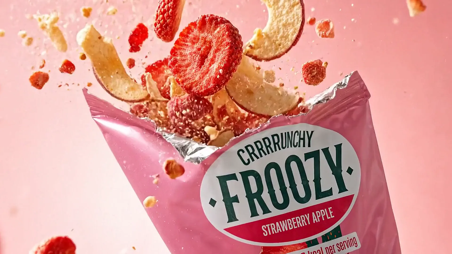 Froozy-zakjes met gevriesdroogd fruit in warm daglicht, het openingsbeeld van de merkfilm
